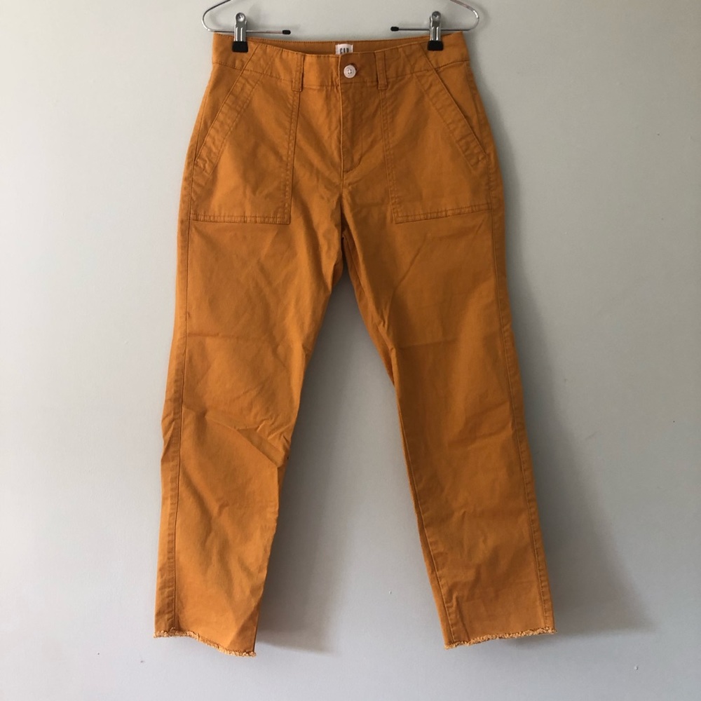 NWOT gap kahkis size 4